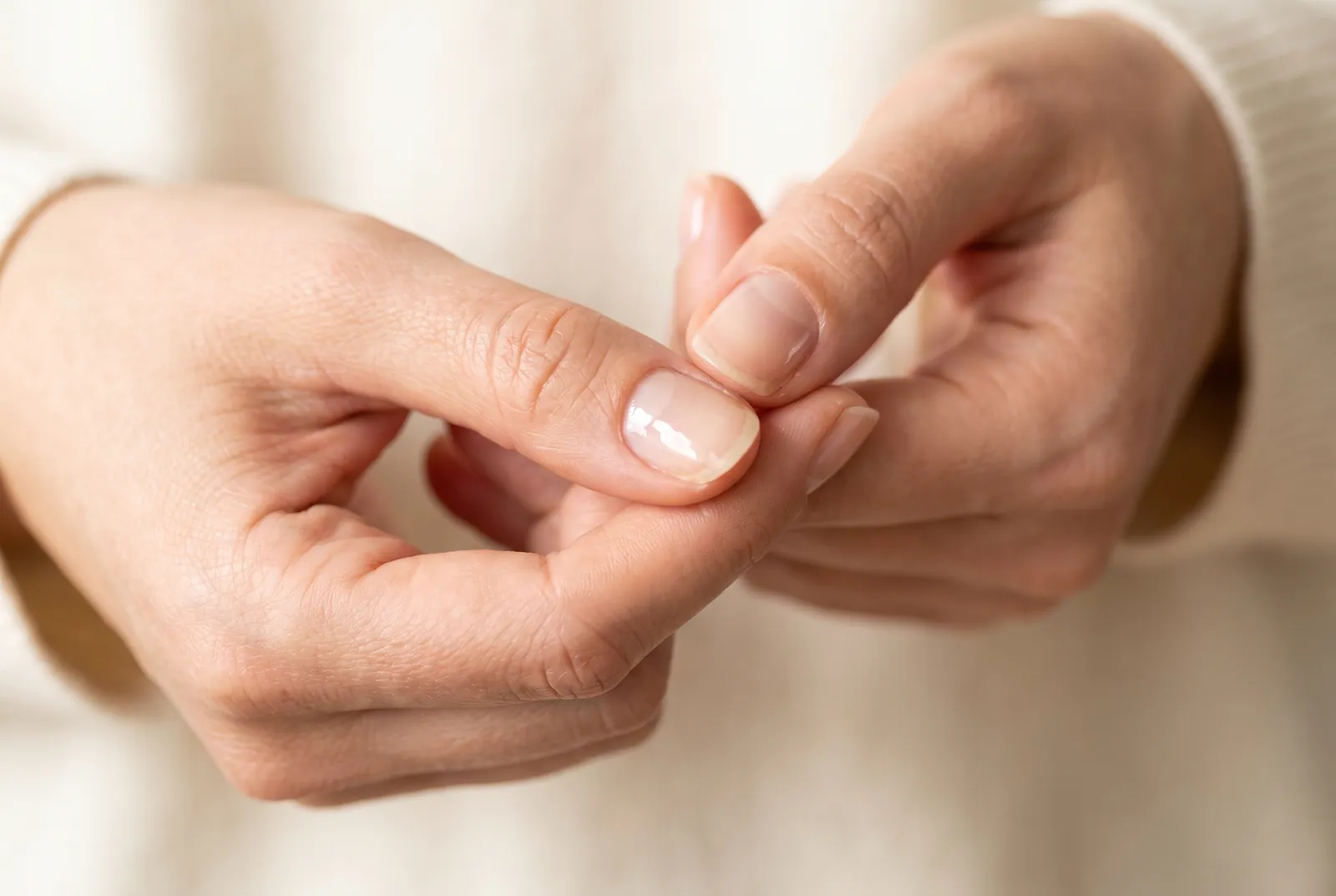Sind Gelnägel schädlich — Prüfen eines gesunden Naturnagels mit transparentem Überzug, Nagelstudio Wien